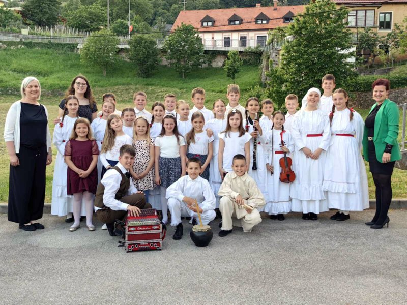 Nastop pevcev in plesalcev na prireditvi ob 20-letnici gasilske Belokranjske regije