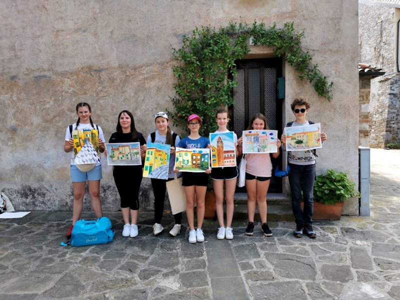 Učenci likovno-umetniškega krožka na 7. izletniški koloniji mladih likovnikov Bele krajine in Dolenjske v Gradežu v Italiji