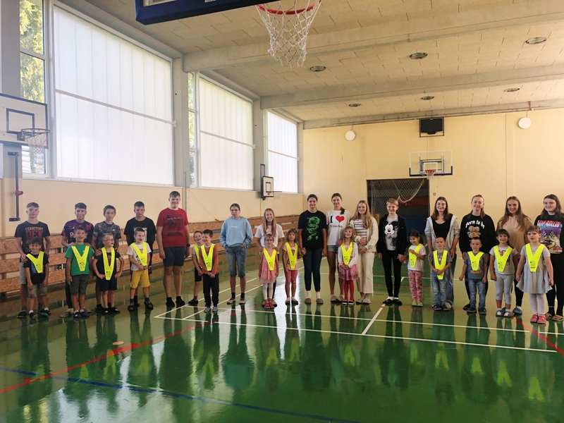 DEVETOŠOLCI NAŠE PRVOŠOLČKE POPELJALI PO ŠOLI