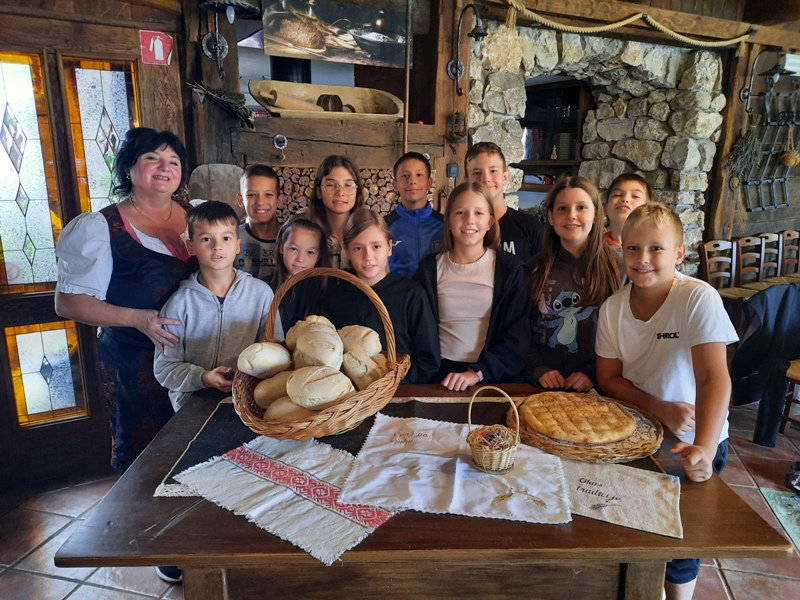 Šestošolci – Domače dobrote Mojca in Kmetija Štrucelj