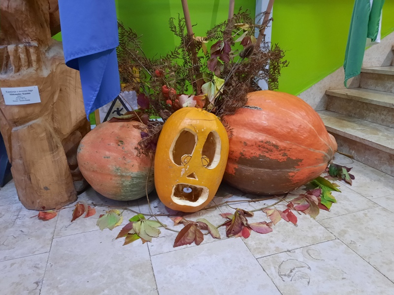 Druženje drugošolcev in šestošolcev pri izrezovanju buč