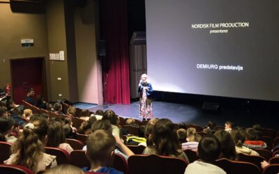 Ko prijateljstvo premaga norčevanje: ogled filma Lars je LOL